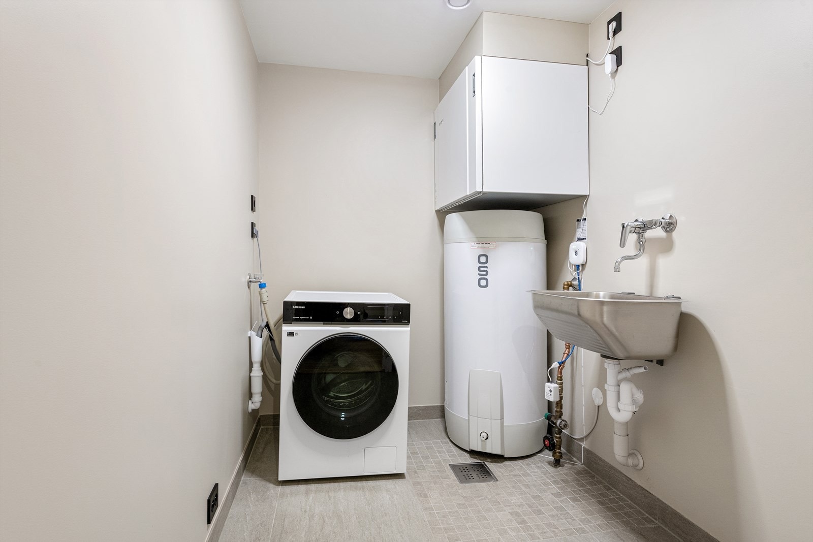 Separat vaskerom, utstyr med utslagsvask. Også varmekabler i gulvet her. Galleribilde