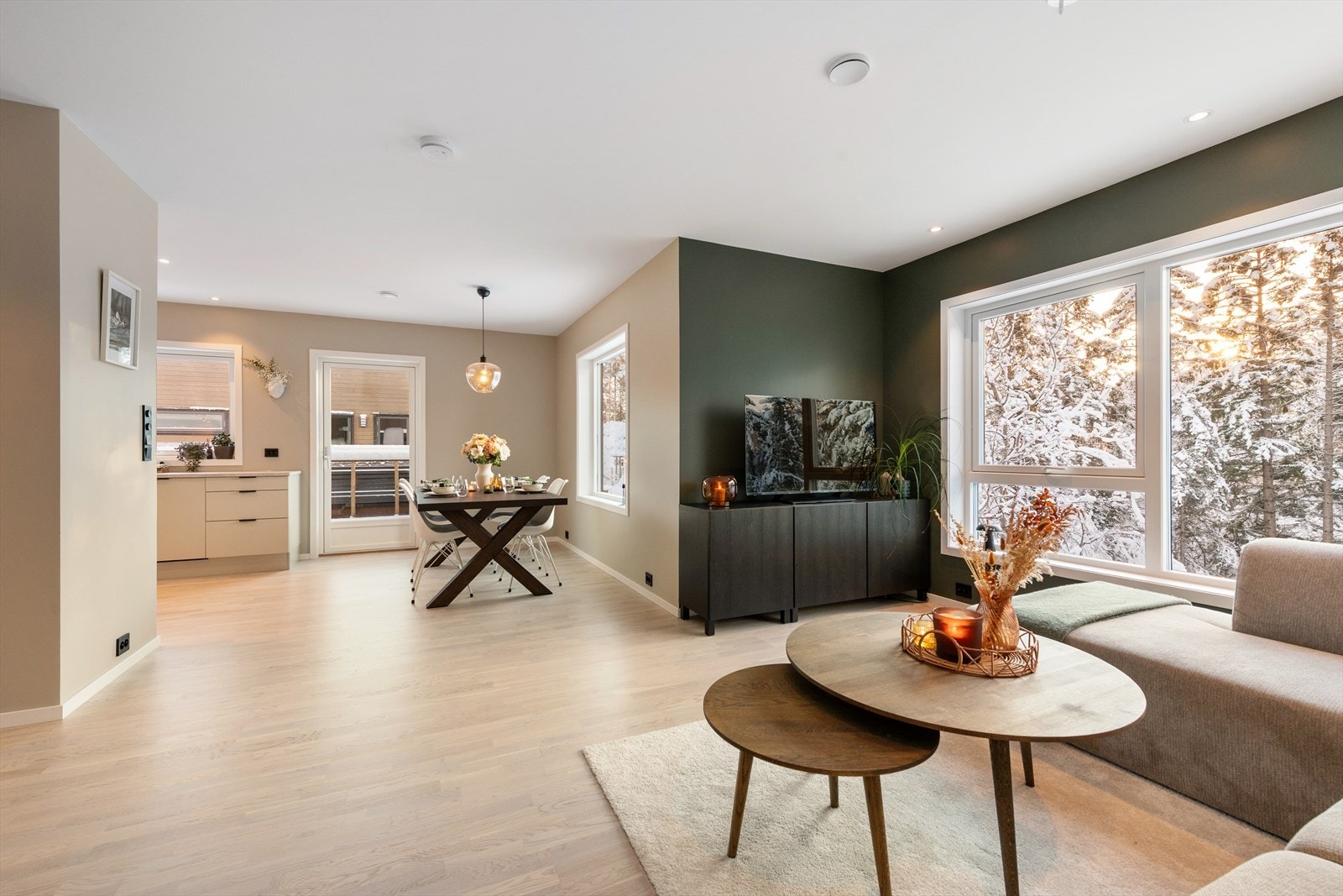 Stue og kjøkken i åpen løsning. Galleribilde