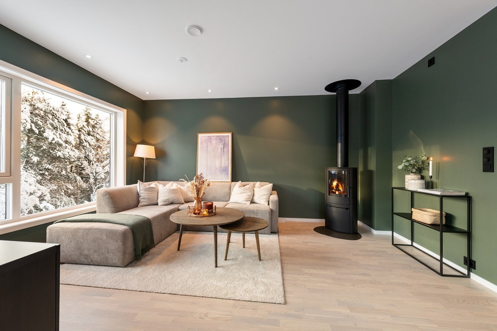 Stue i 2. etg. med ildsted som sikrer god oppvarming. Galleribilde