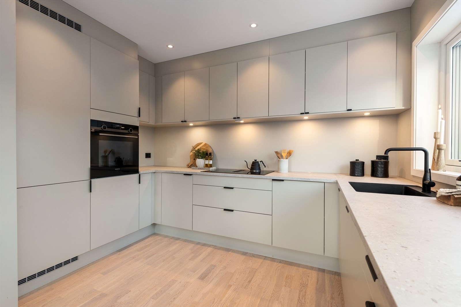 Lekkert og påkostet kjøkken levert fra HTH. Alle hvitevarer er integrerte. Galleribilde