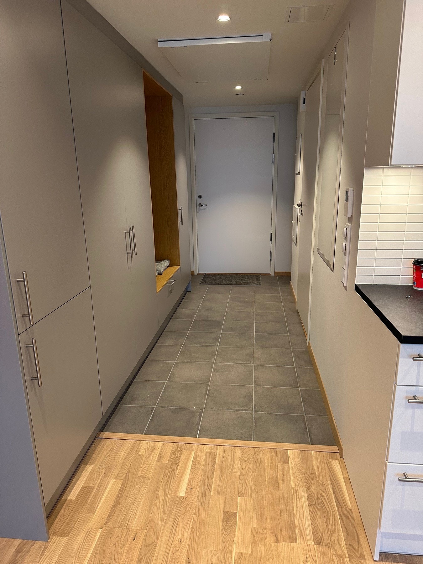 Romslig, flislagt entre med gulvvarme og smart oppbevaring i garderobe. Galleribilde