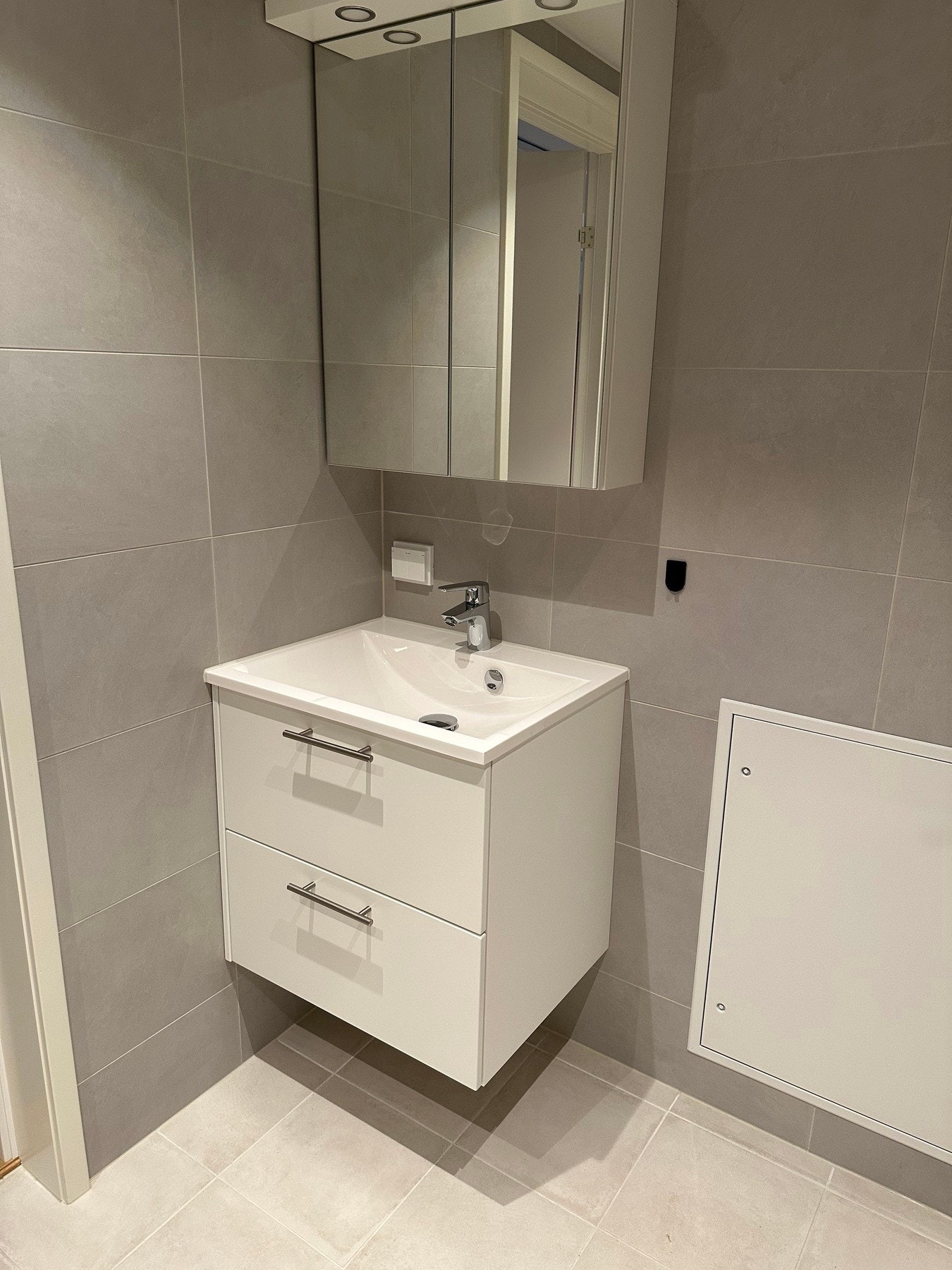 Baderom med gulvvarme, dusjnisje med glassvegger og vegghengt WC. Opplegg for vaskemaskin. Galleribilde