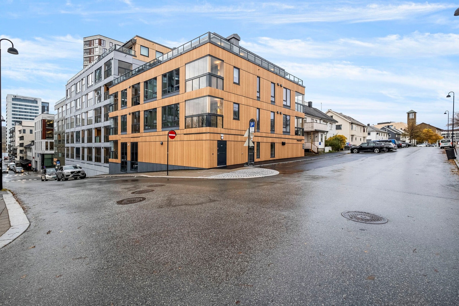 Leiligheten ligger i et moderne, nyoppført bygg midt i smørøyet av Bodø sentrum. Galleribilde