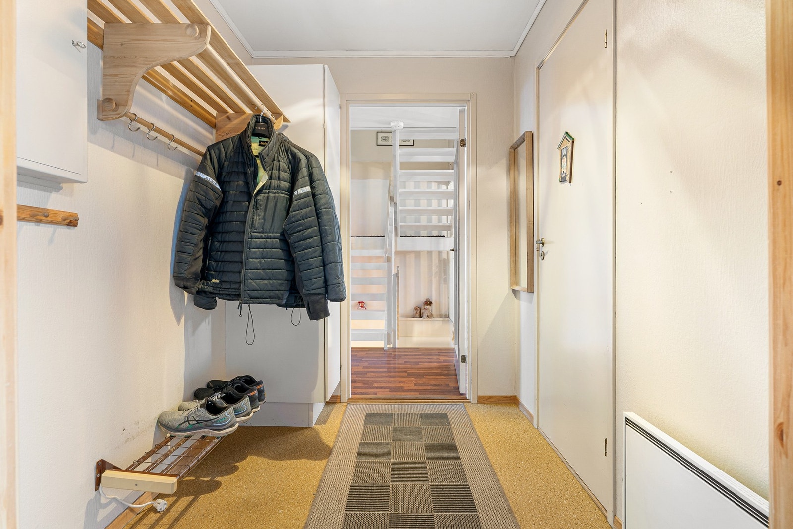 Innbydende entrè med god plass til garderobeløsninger, samt oppheng av yttertøy. Galleribilde