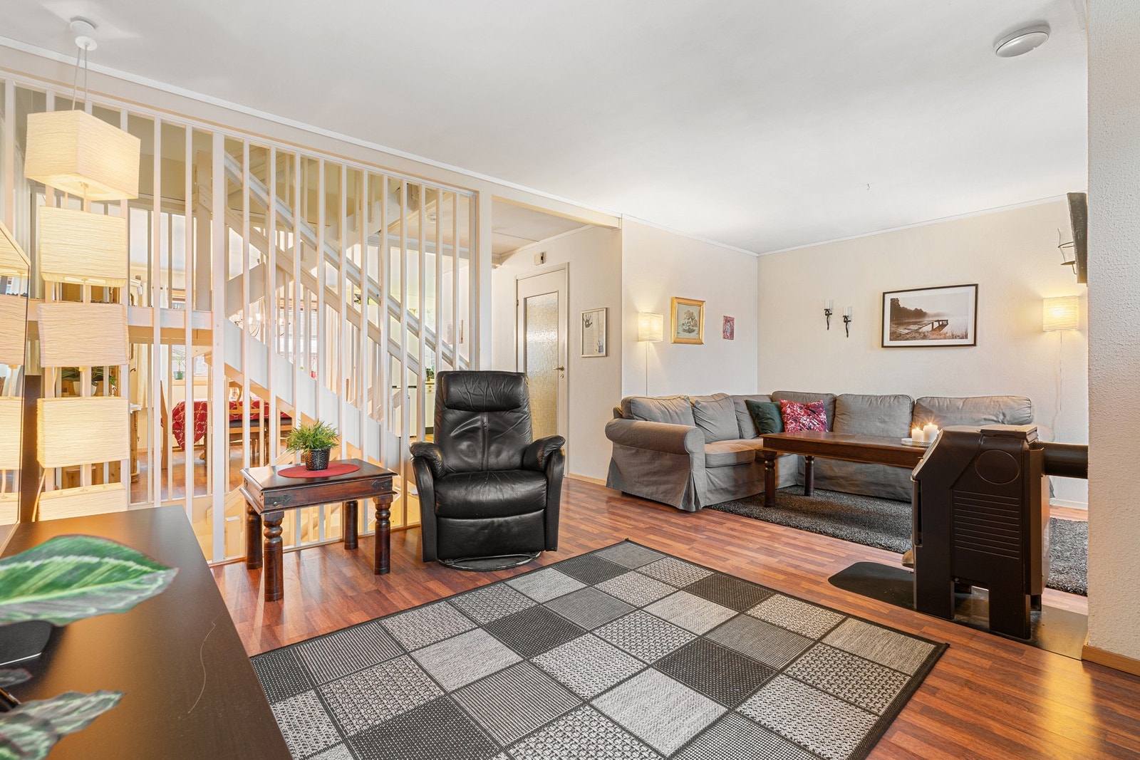 Stor stue på hele 28 m², som gir rikelig med møbleringsmuligheter samt plass for lek og moro med familien. Galleribilde