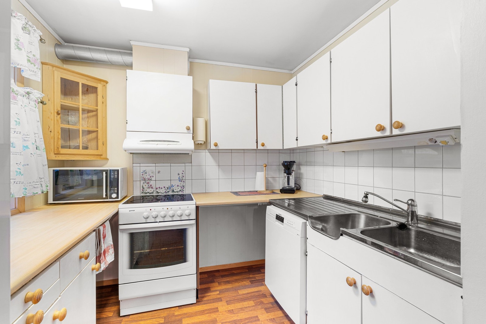 Velholdt kjøkken med opplegg til oppvaskmaskin. Galleribilde