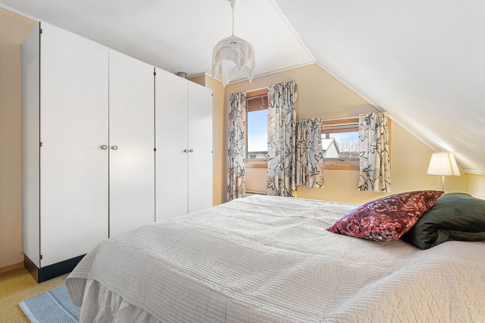 God plass til dobbeltseng og ulike garderobeløsninger. Galleribilde