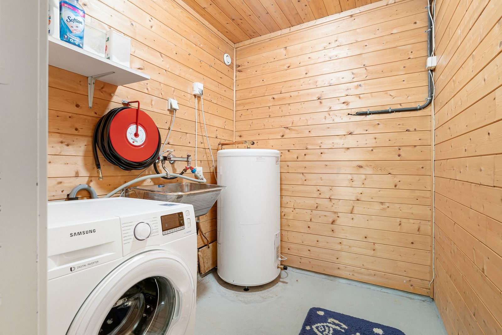 Eget vaskerom med opplegg til vaskemaskin, utslagsvask og varmtvannsbereder. Galleribilde