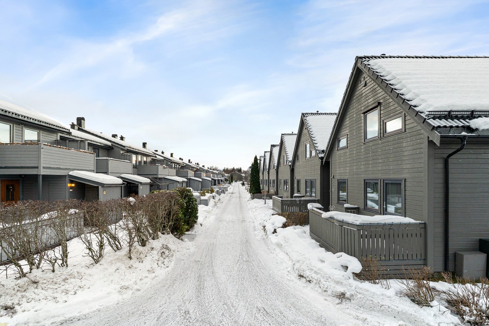 Her bor man barnevennlig og skjermet til. Med sin nærhet og trygge vei til barnehage, skole, ballbaner og øvrige idrettsanlegg er dette et område som er svært attraktivt. Galleribilde