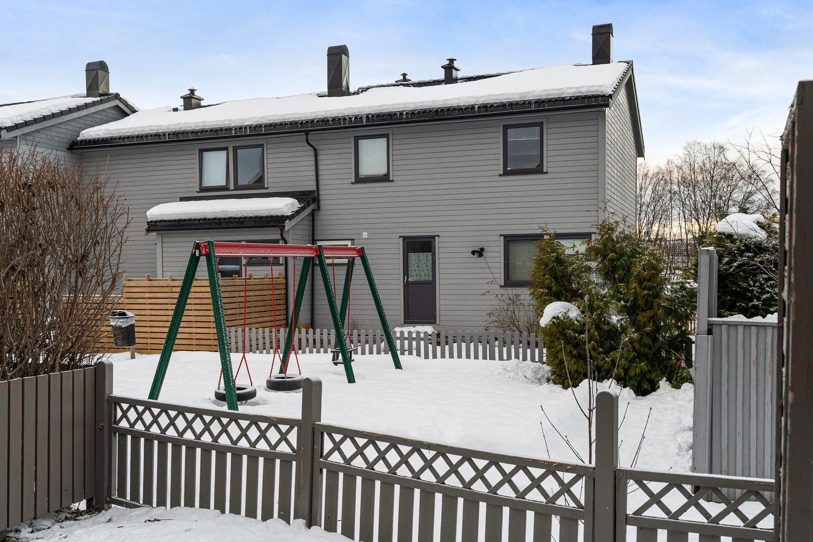 Barnevennlig lekeplass rett rundt hjørnet. Galleribilde