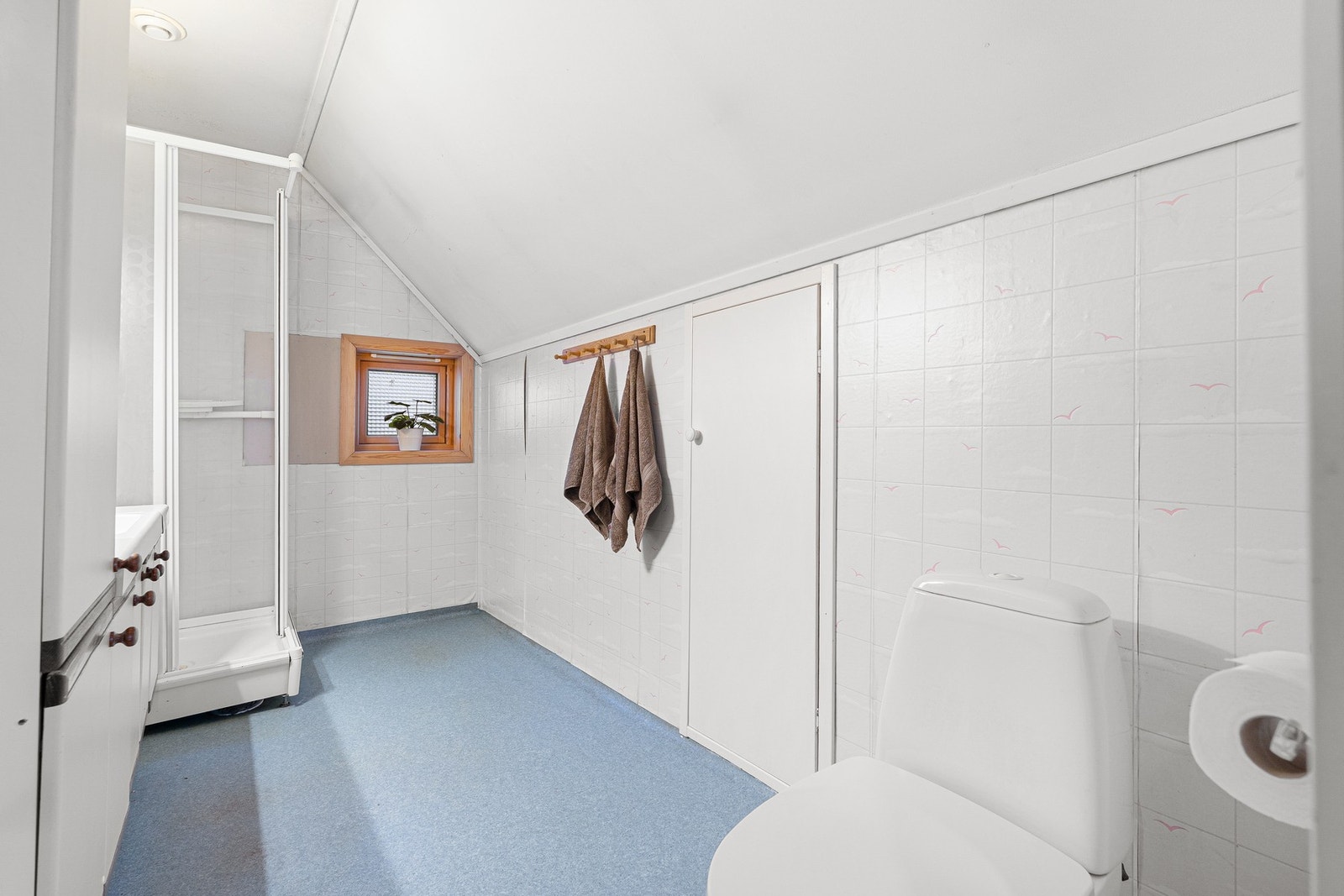 Utstyrt med dusjkabinett, servant i skap og gulvmontert toalett. Galleribilde