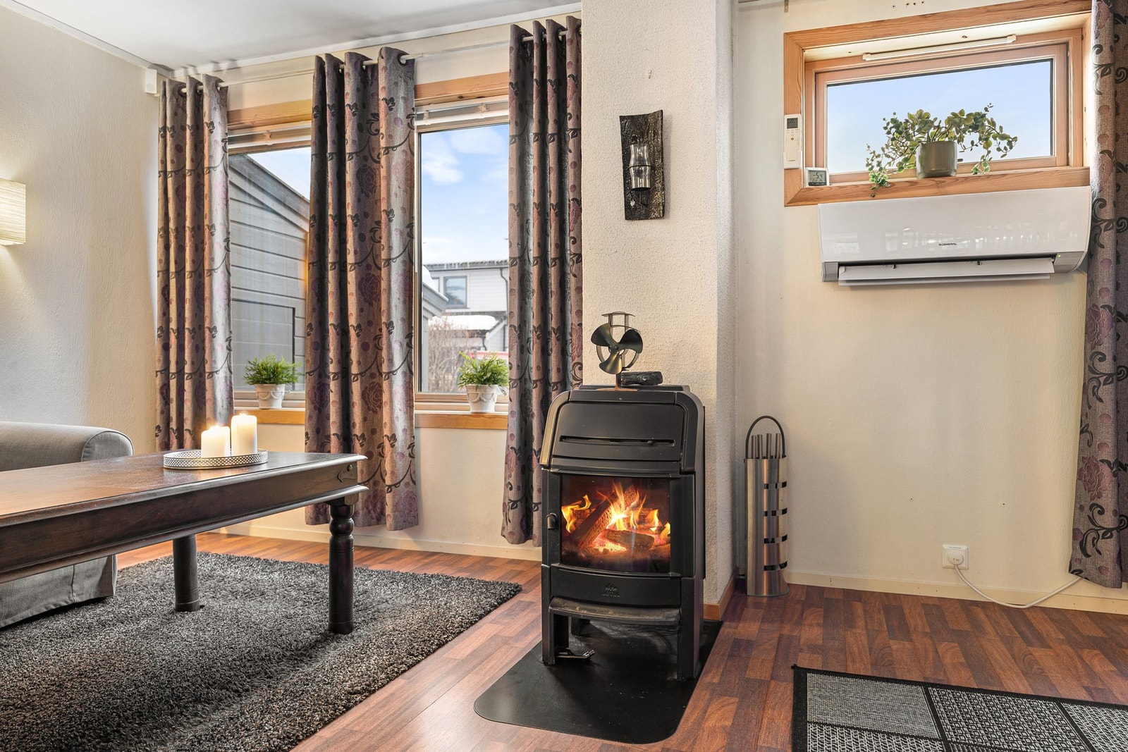 Effektiv oppvarming med vedfyring og varmepumpe. Perfekt for kalde vintere. Galleribilde