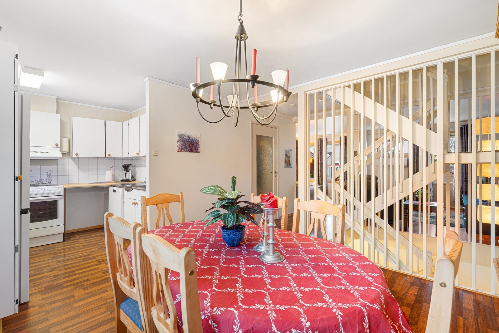 Spisestue og kjøkken utgjør til sammen 19 m². Galleribilde