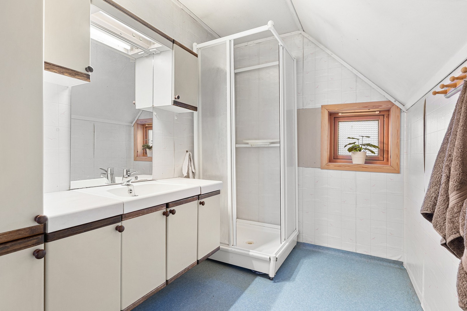 Romslig baderom med mye oppbevaringsløsninger. Galleribilde