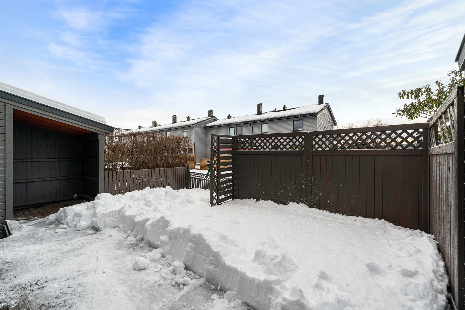 God plass til lek og moro for hele familien, samt utemøbler og grill for varme sommerdager. Galleribilde