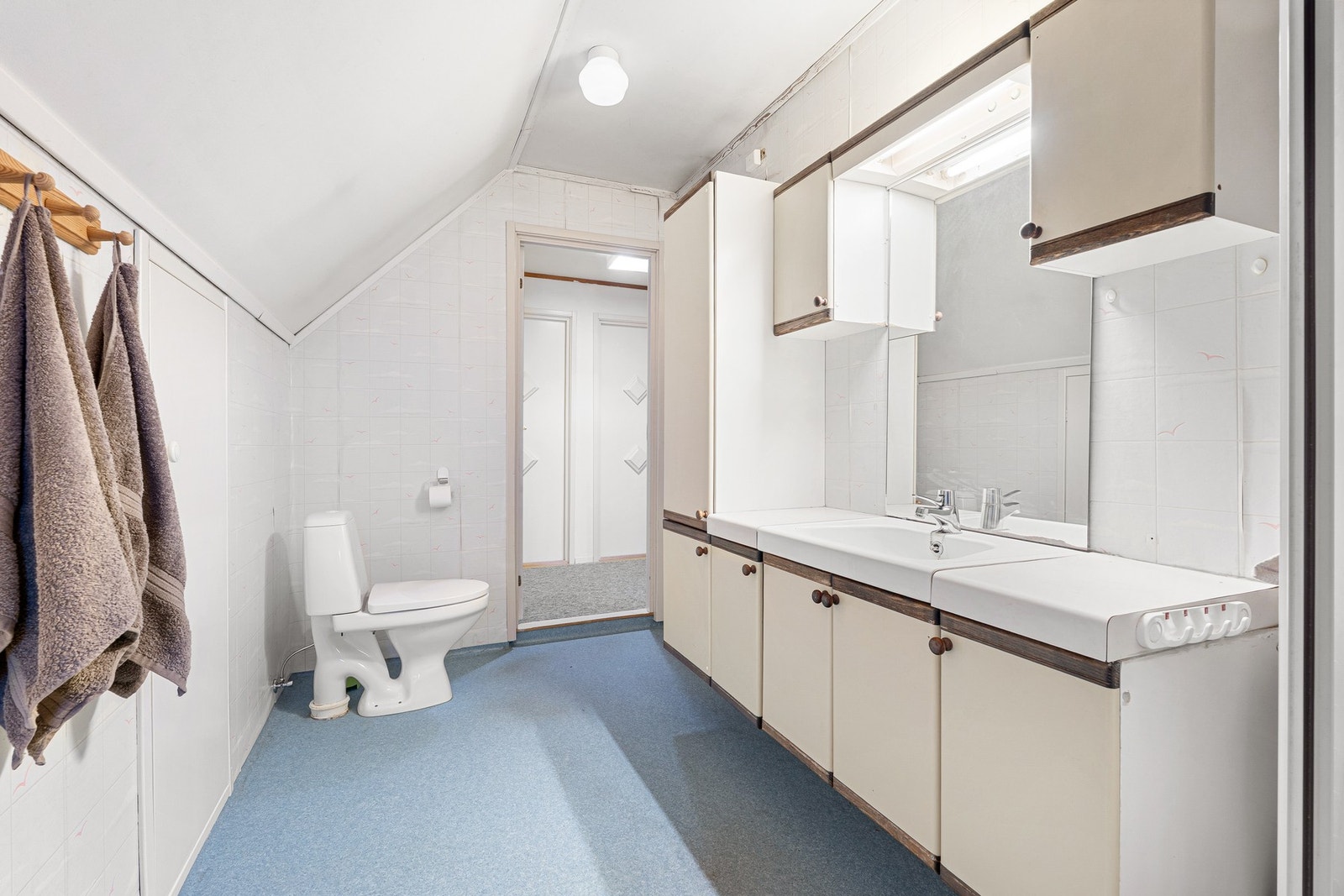 Badet er på 6,5 m², god plass til tørkestativ eller oppheng av håndklær. Galleribilde