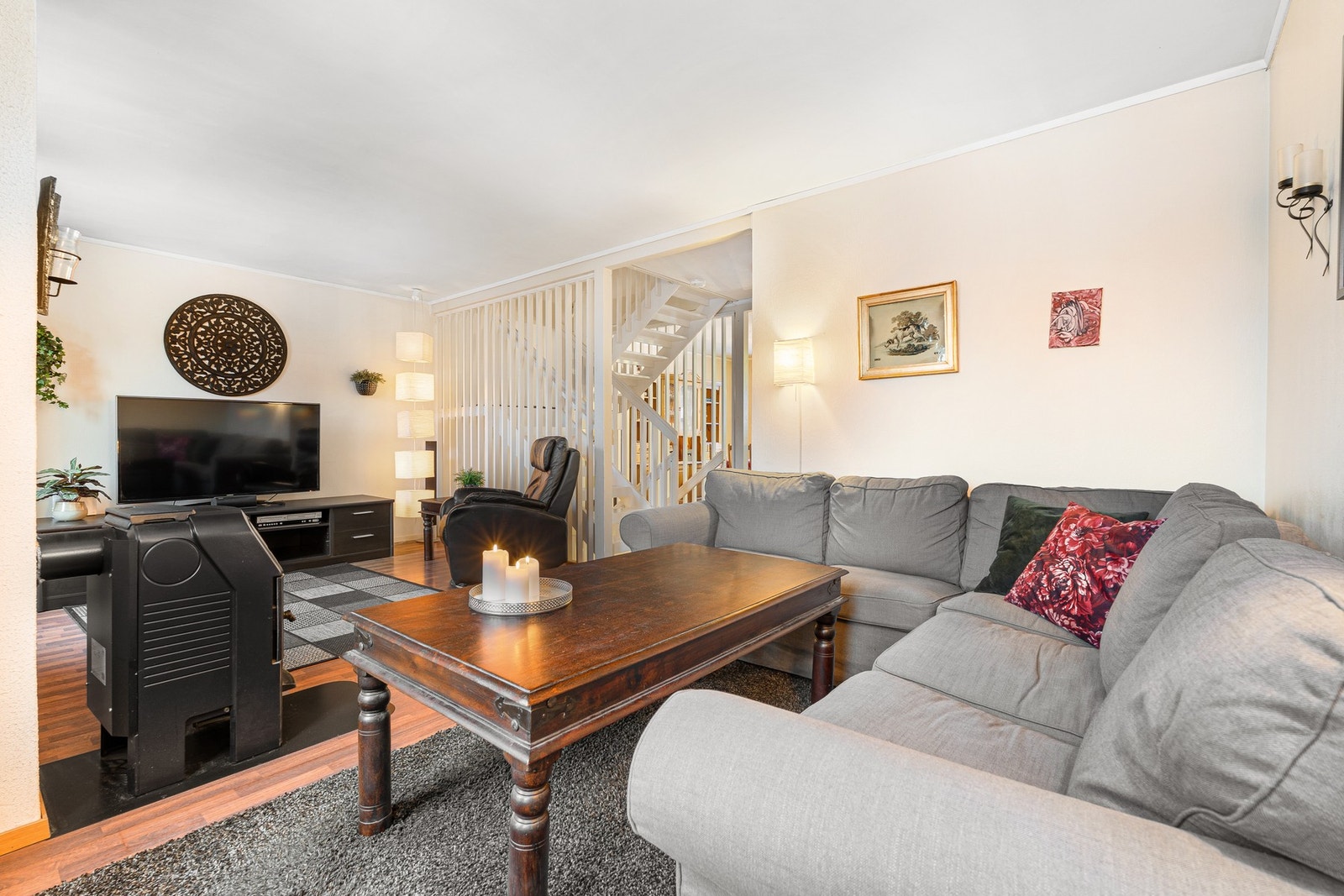 Innholdsrik og attraktiv kjedet enebolig over tre plan. Galleribilde