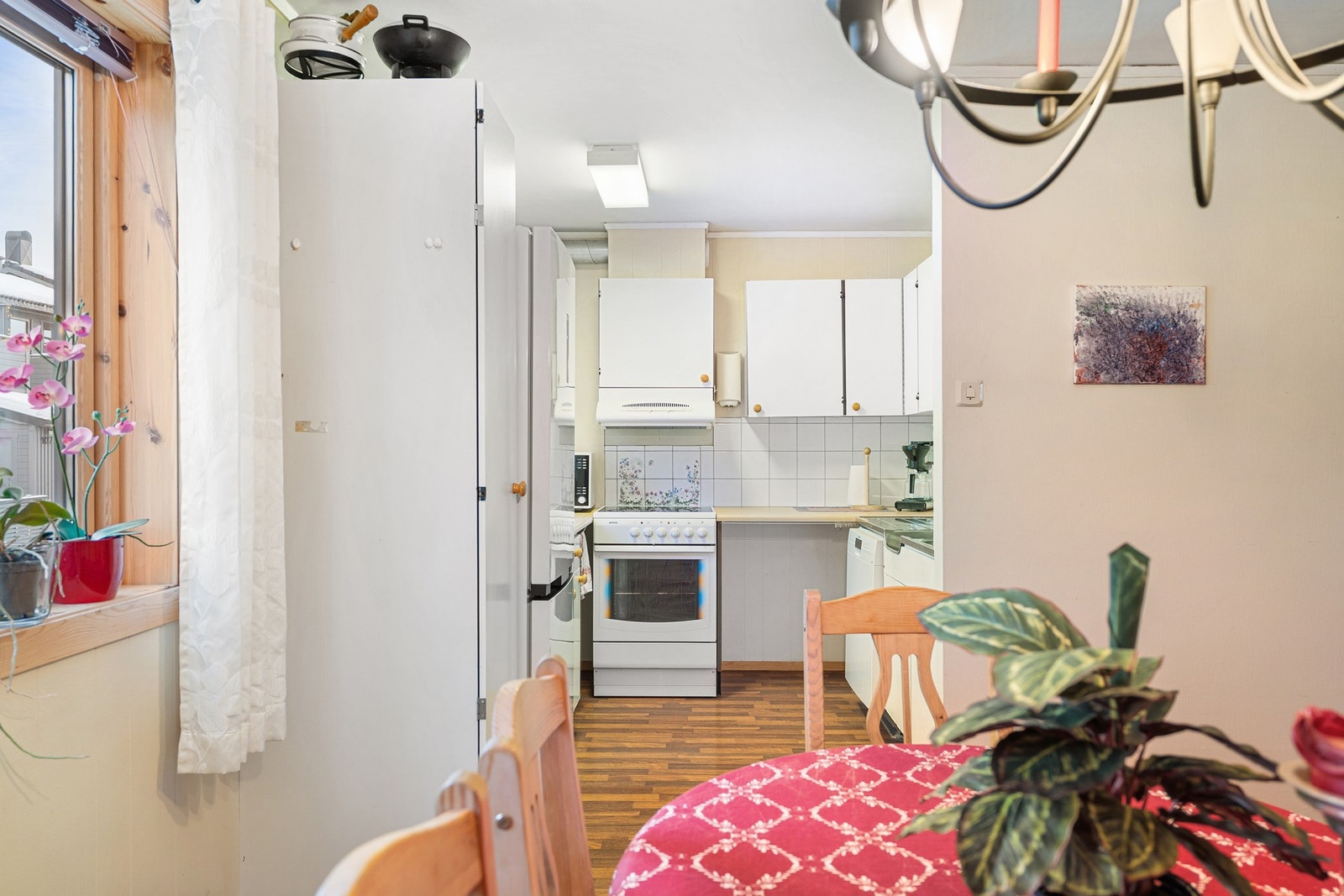 Praktisk kjøkken med mye skap- og benkeplass. Galleribilde