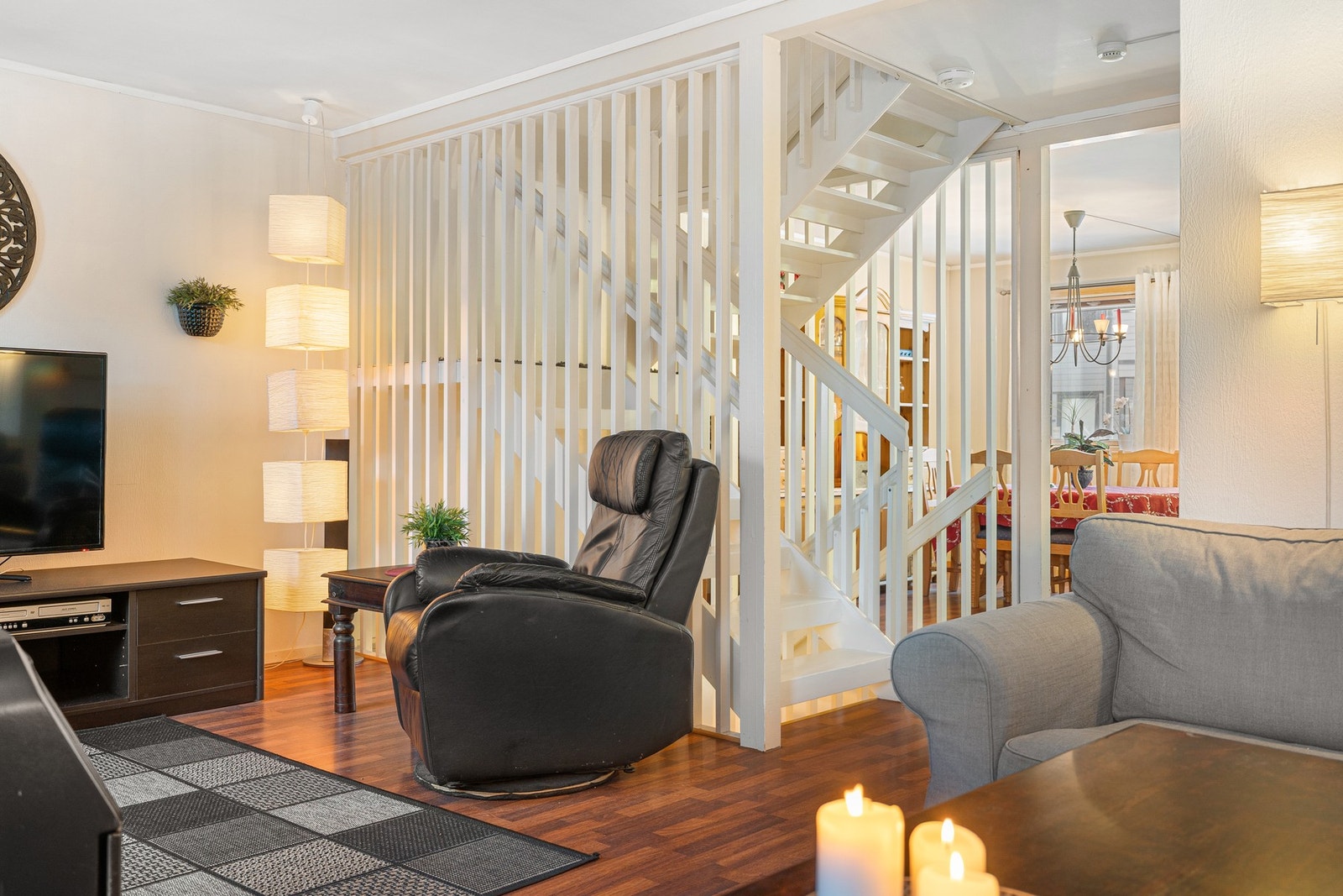 Internett og tv medfølger i de månedlige felleskostnadene. Borettslaget har kollektiv avtale med Telenor. Galleribilde