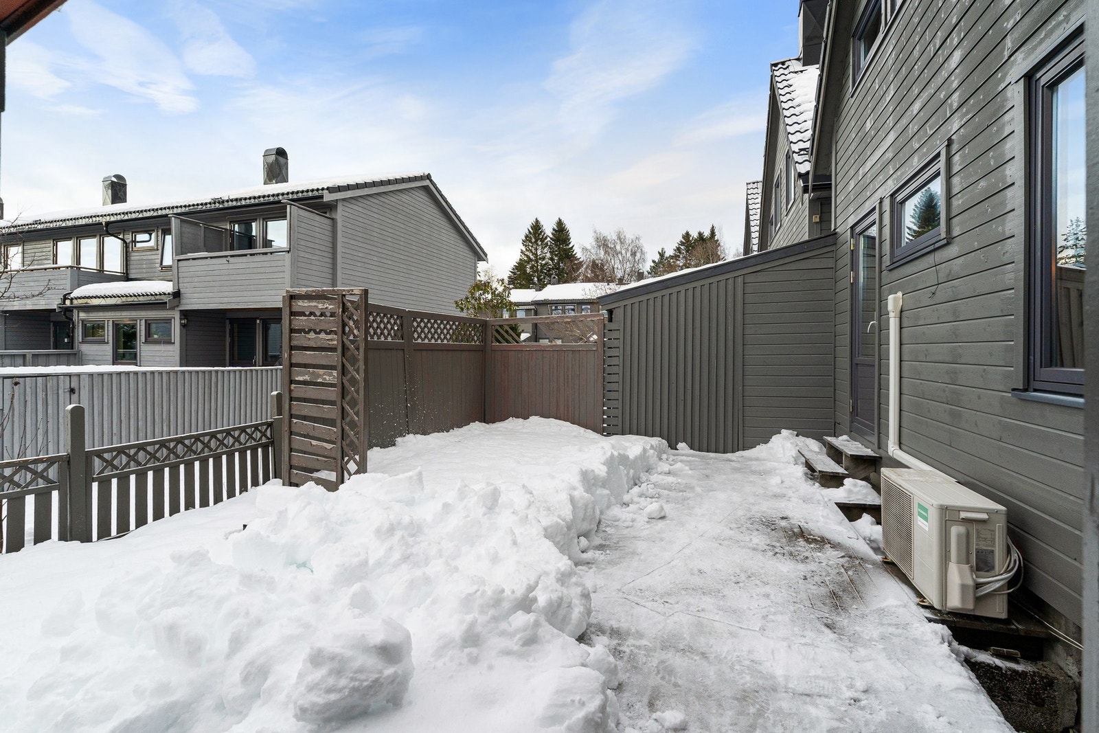 Lekkert uteområdet med terrasse på hele 26 m². Galleribilde