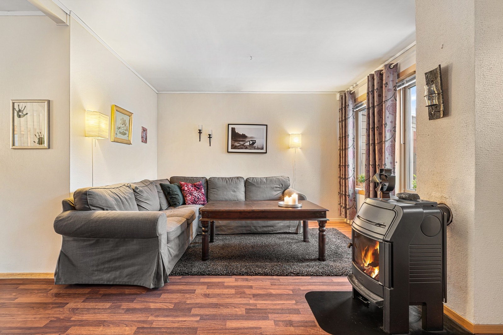 Boligen har mange vindusflater som slipper inn rikelig med naturlig lys, og skaper en lun og god stemning i hele boligen. Galleribilde