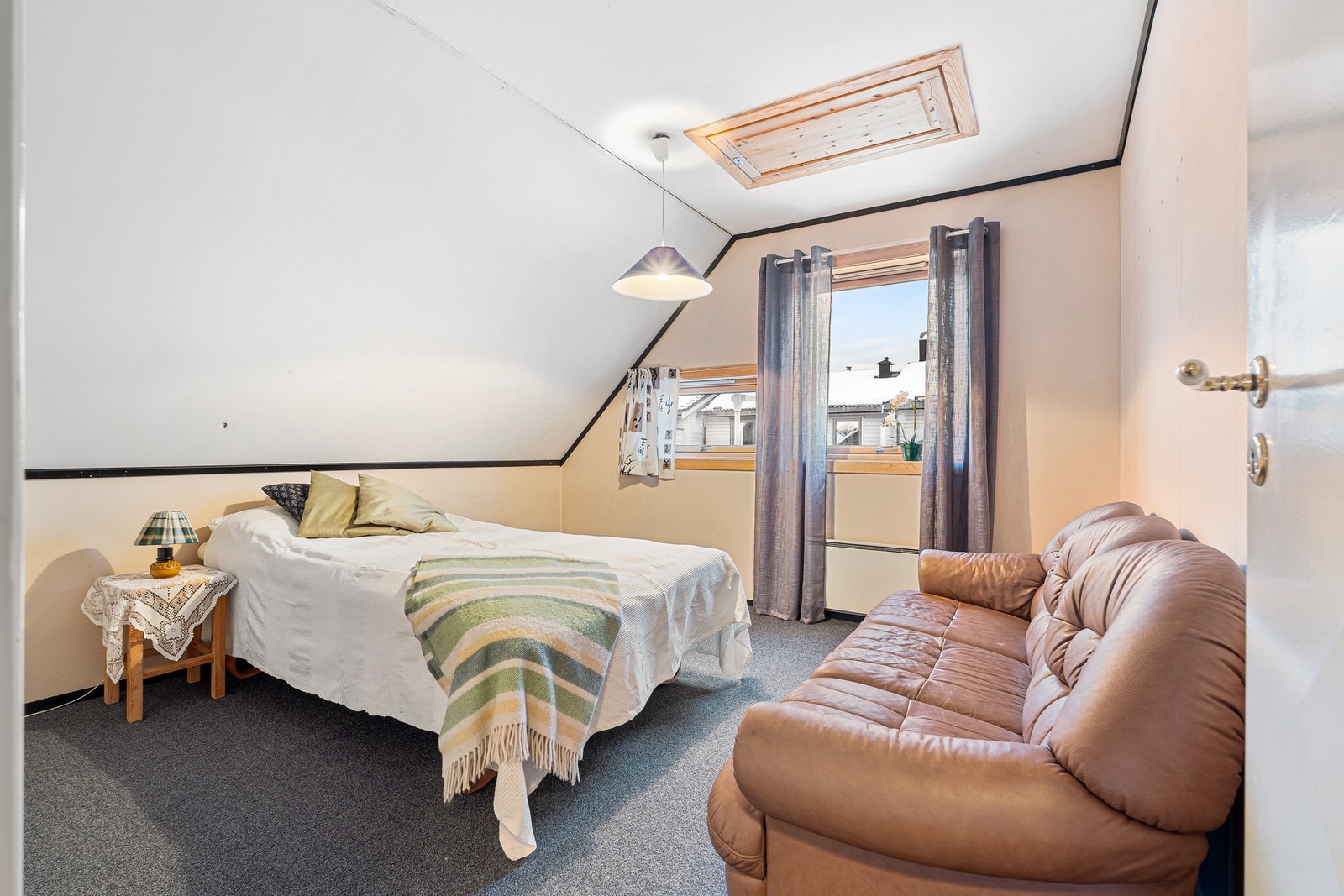 Soverom to på 11 m², med plass til garderobeløsninger og dobbeltseng. Galleribilde