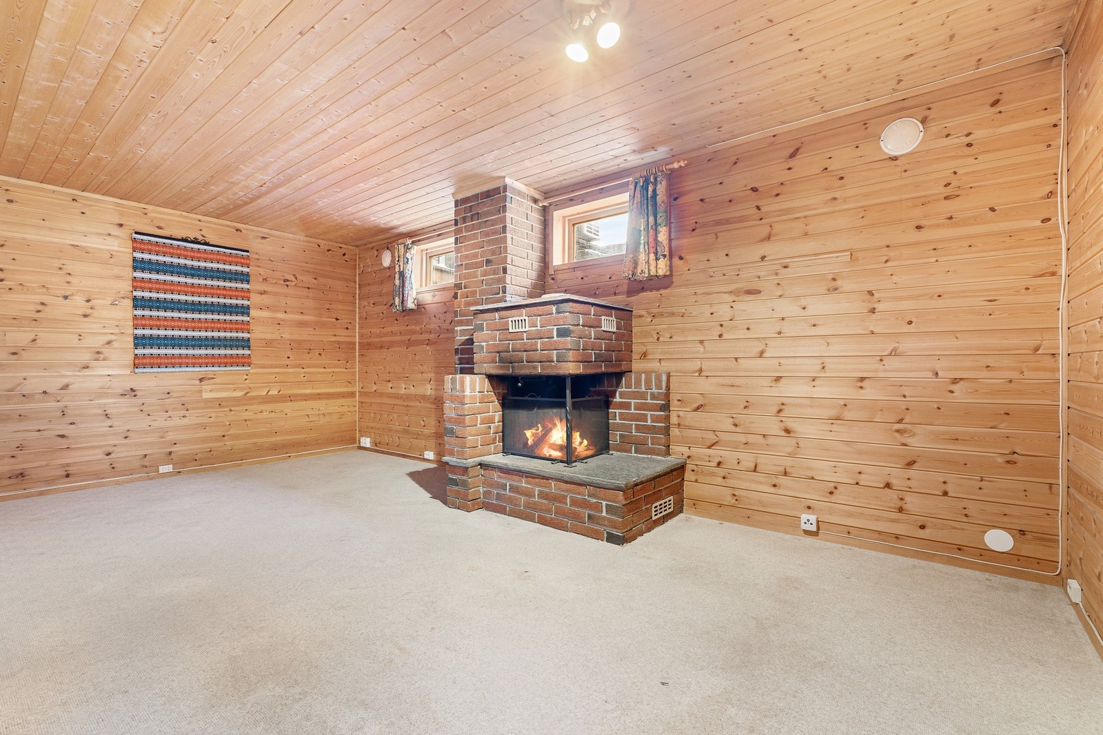 Koselig disponibelt kjellerrom med murpeis og god plass til ønsket møbler og oppbevaring. Galleribilde