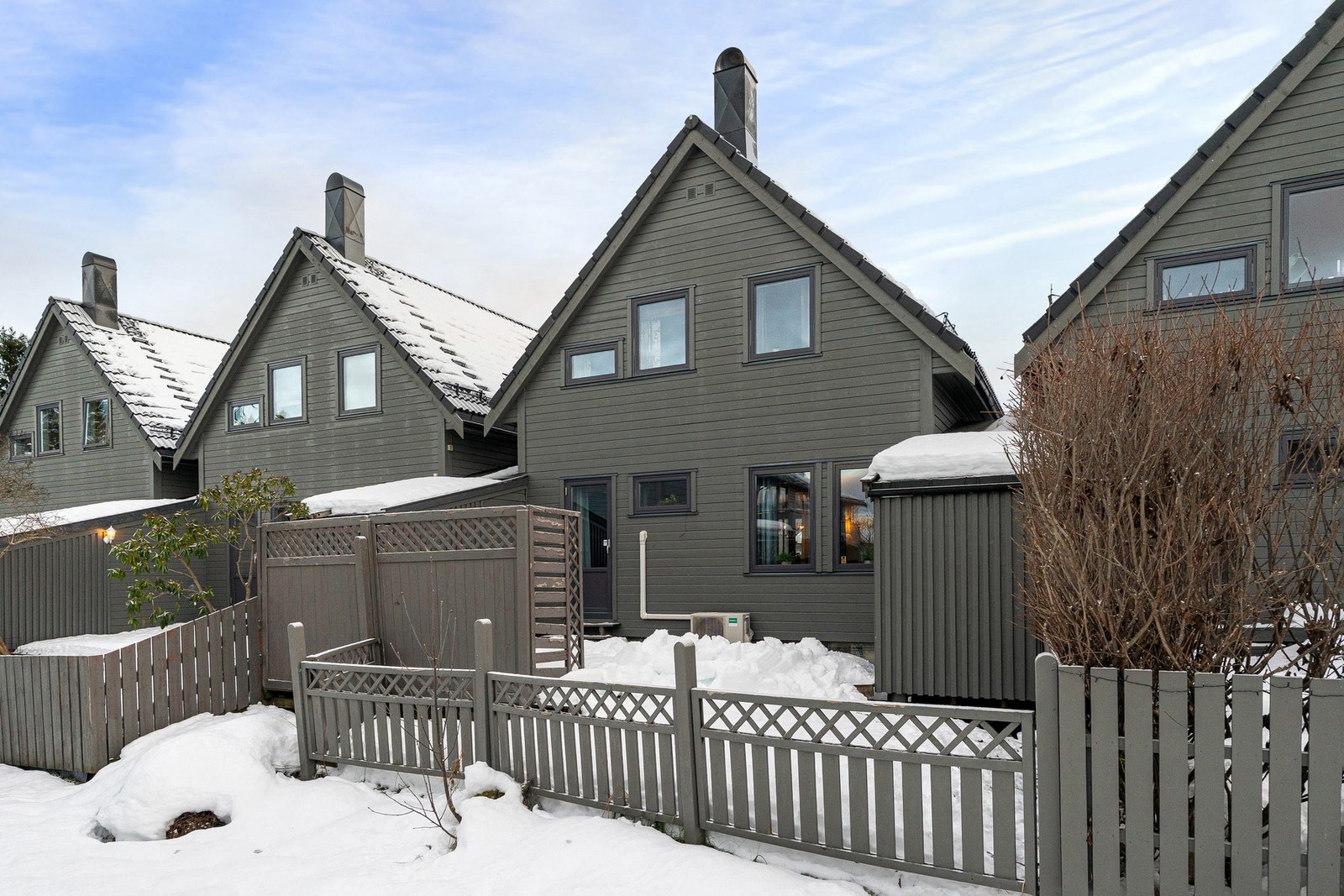 Boligen har en meget fin beliggenhet i et etablert boligområde på Tiller. Området er fint opparbeidet med et flott nettverk av gangveier. Galleribilde