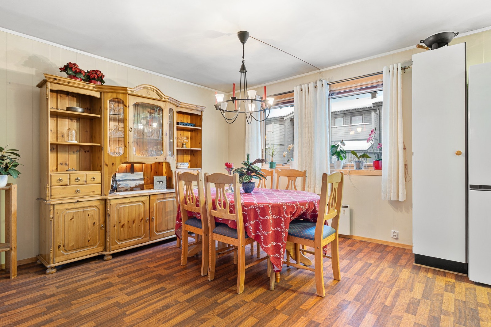 Spisestue med god plass til langbord. Perfekt for hyggelige sammenkomster med venner og familie. Galleribilde