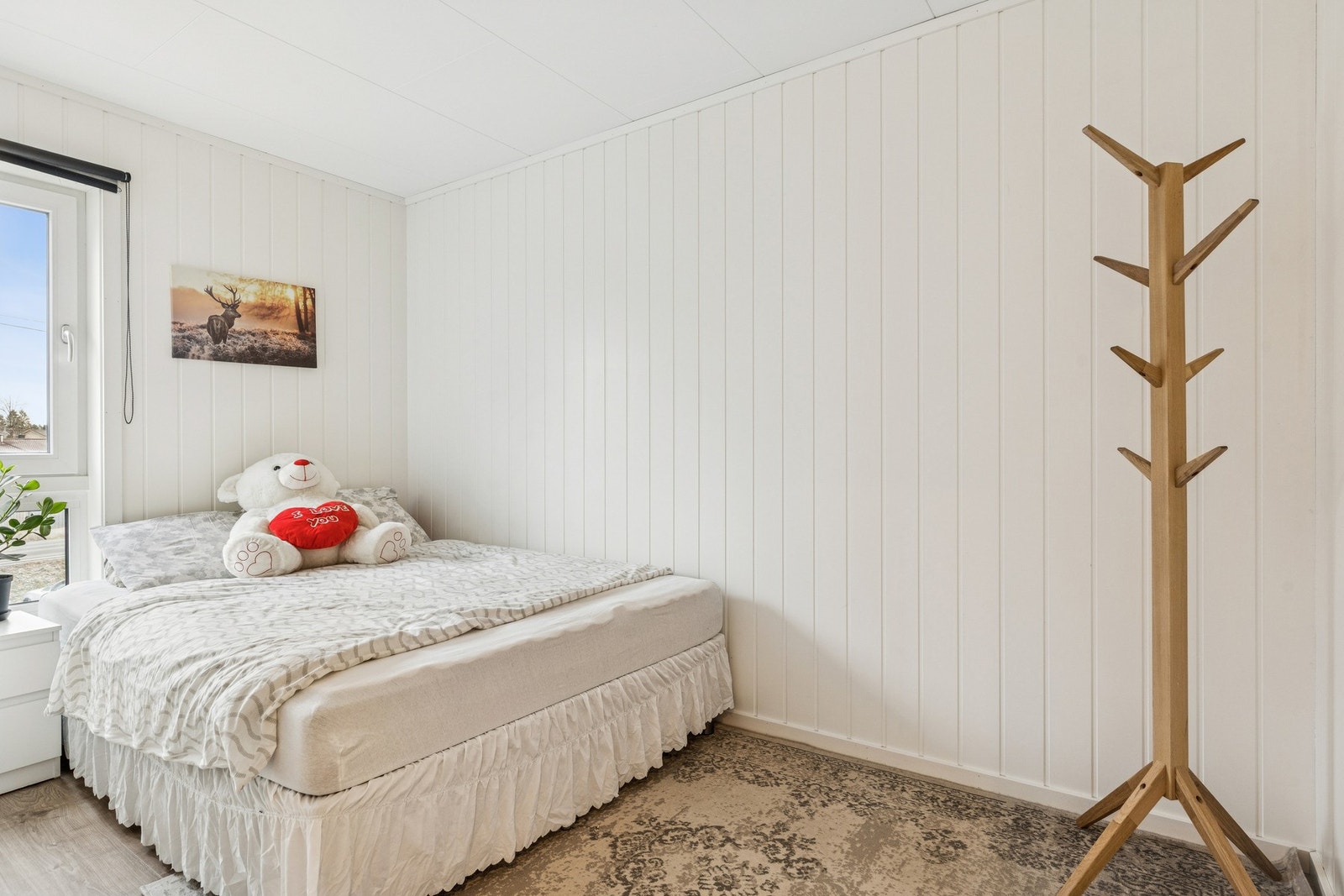 Dette soverommet er av god størrelse og kan innredes med seng, nattbord og garderobeskap. Galleribilde