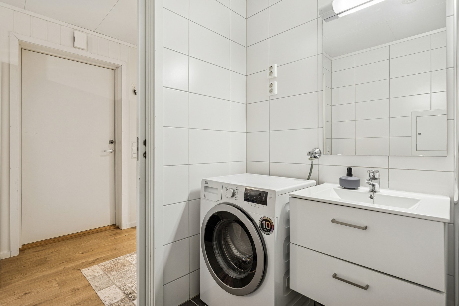 Opplegg for vaskemaskin og tørketrommel. Galleribilde