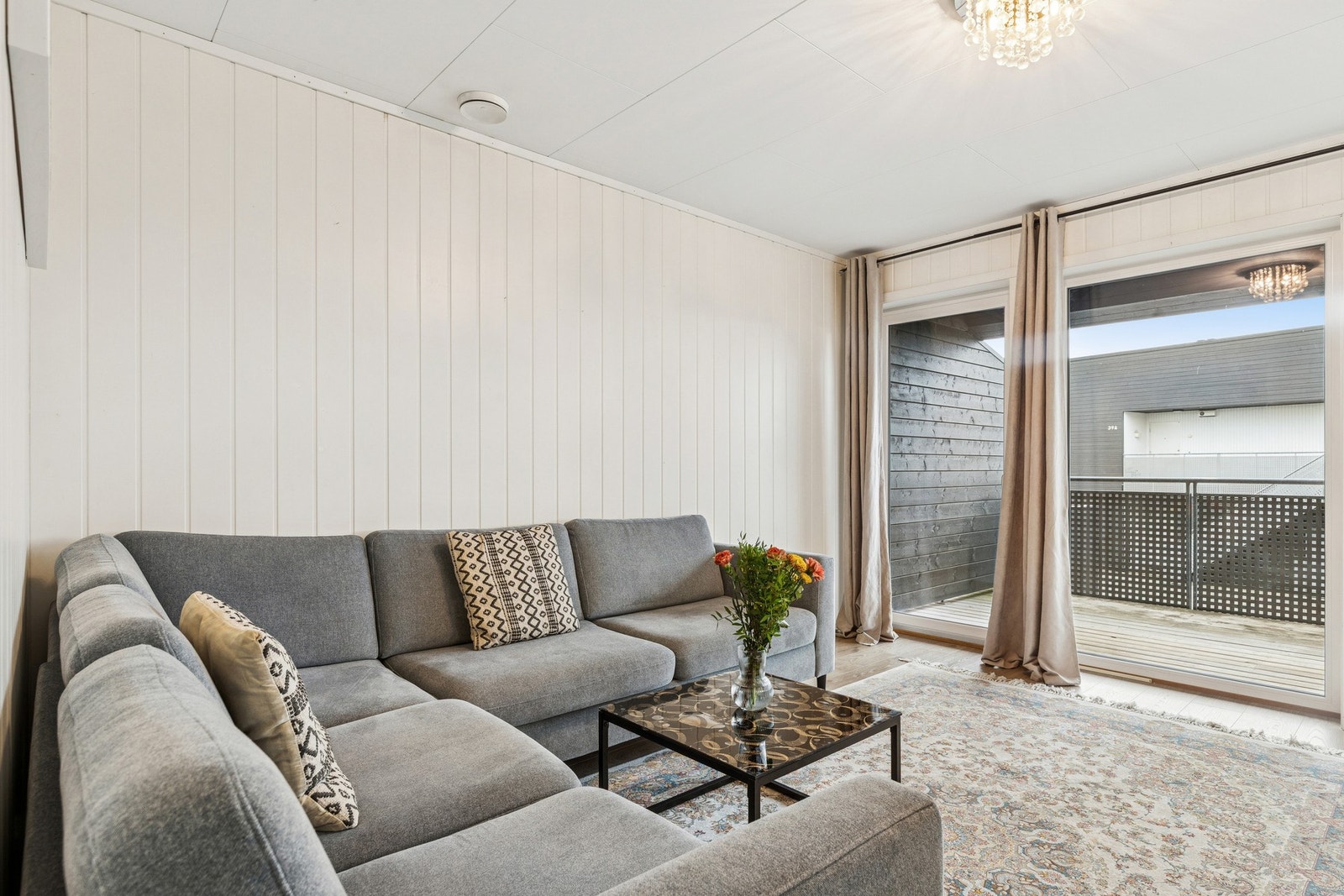 Stuen har plass til å kunne innredes med sofa og stuebord. Galleribilde