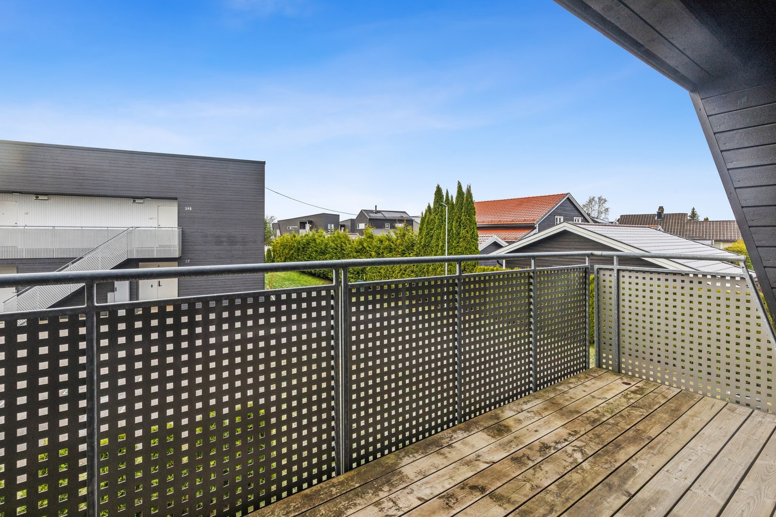 Sydvenstvendt balkong på 10 kvm med gode solforhold. Galleribilde