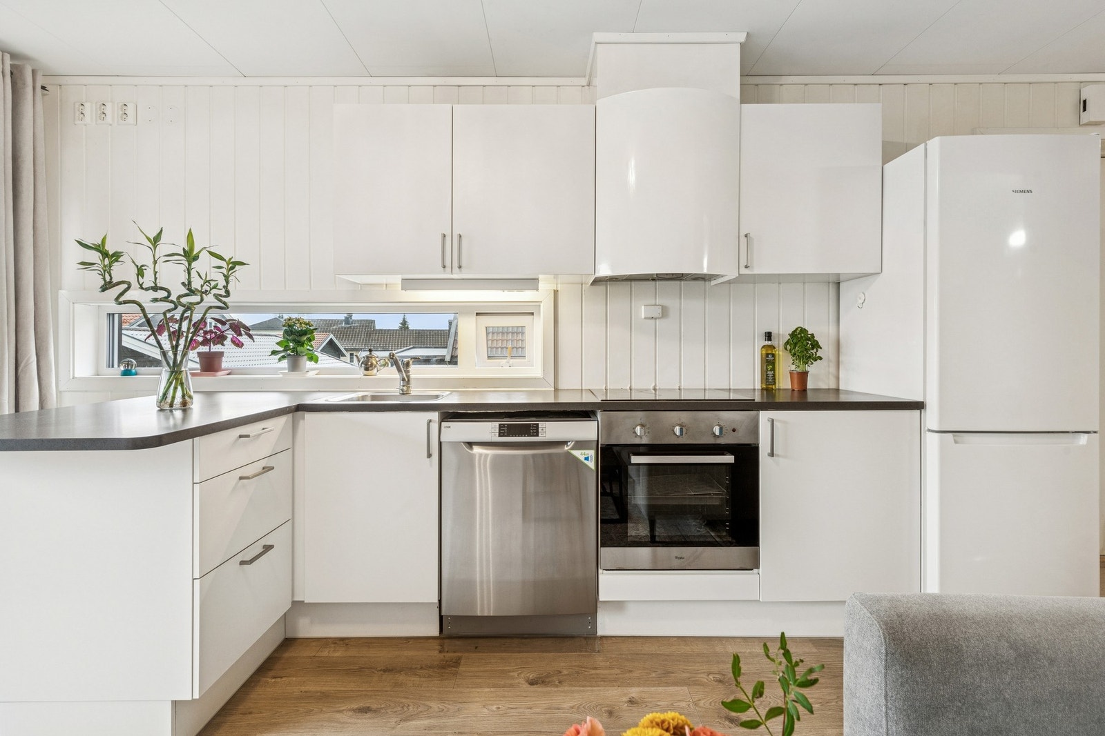 Her bor du med nærhet til både dagligvare, lekeplasser, skiløyper og turmuligheter. Galleribilde