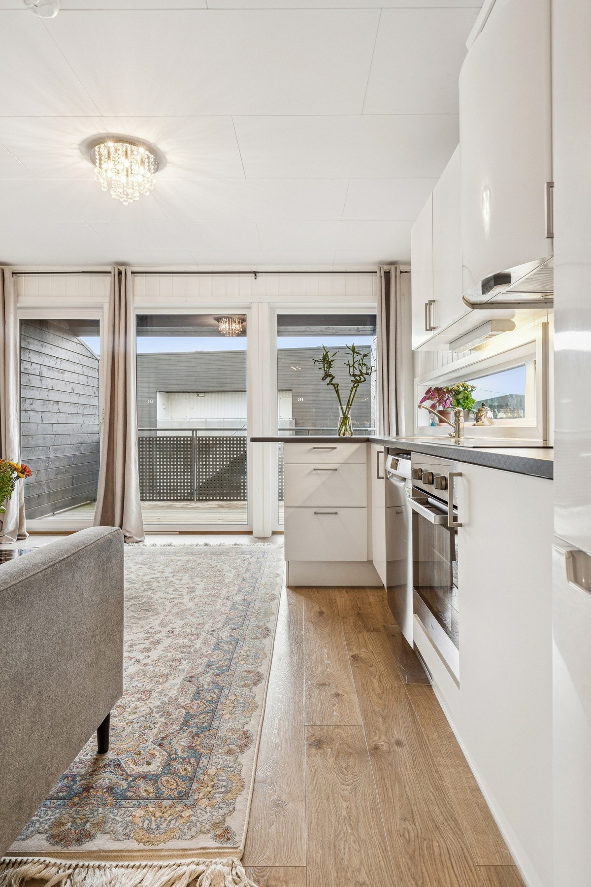 Frittstående kjøleskap med fryserdel. Innfelt oppvaskmaskin. Integrert komfyr med nedfelt induksjonstopp. Kjøkkenventilator tilknyttet avtrekkskanal. Galleribilde