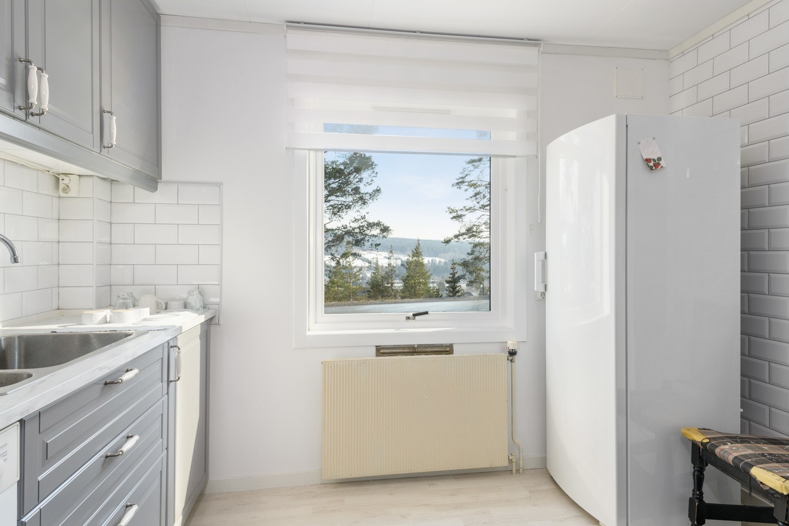 Kjøkkenet er utstyrt med integrert stekeovn og induksjonstopp, samt plass til frittstående oppvaskmaskin og kjøleskap med frysedel. Kjøkkenventilator med kullfilter og komfyrvakt montert ved platetoppen. Galleribilde