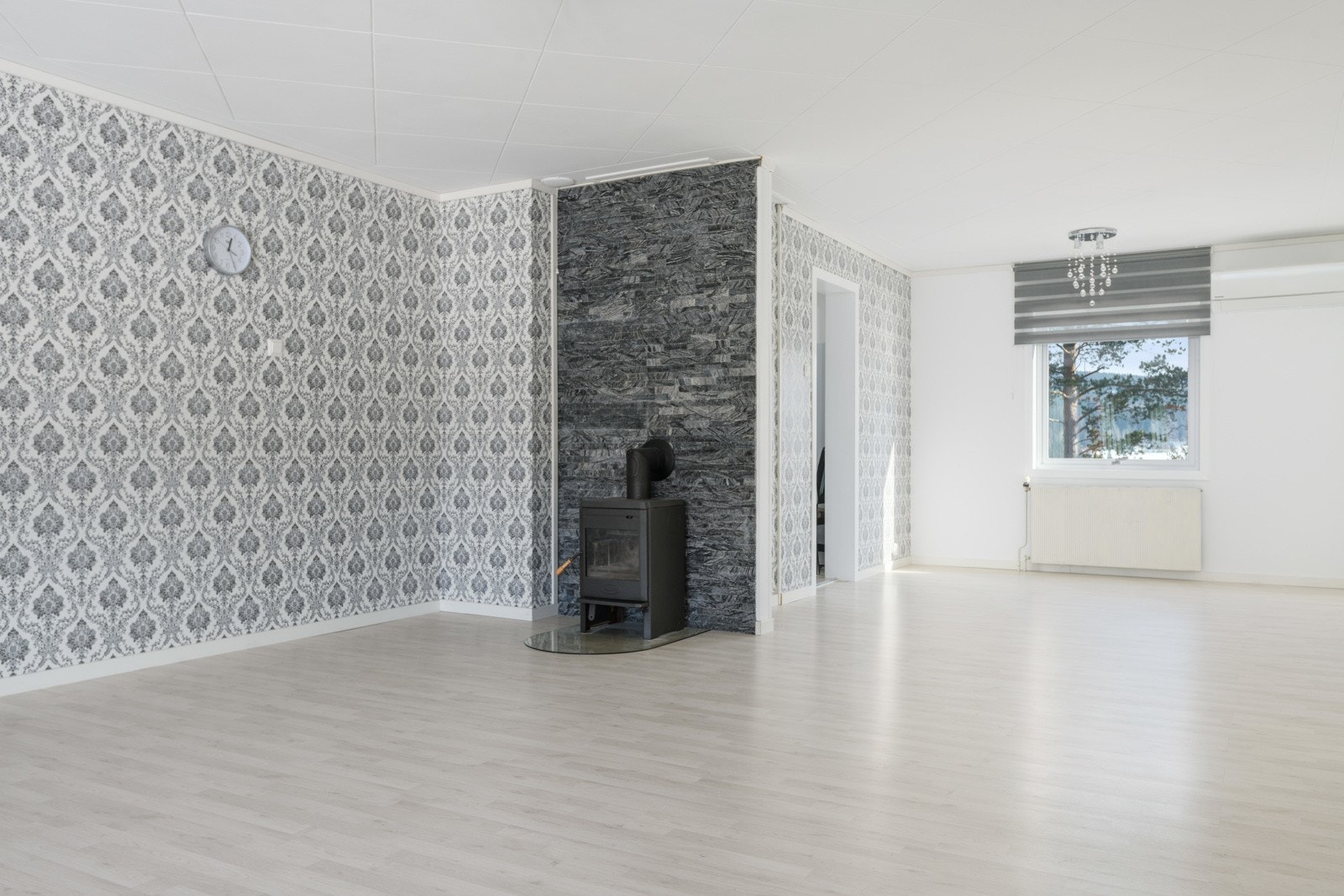 Som et fint midtpunkt i stuen har du en koselig vedovn som varmer godt på kalde høst- og vinterdager, samt bidrar til hygge. Det er også montert varmepumpe på vegg. Galleribilde