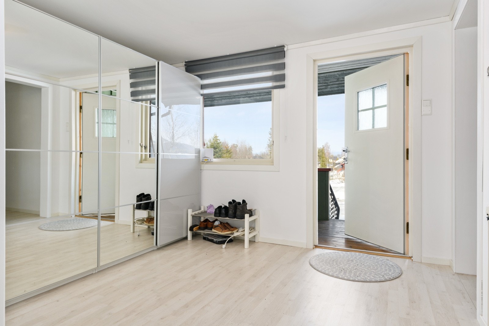 Når du entrer hoveddelen kommer du inn i en lys, innbydende og praktisk entré av god størrelse. Her har du god plass til sko og yttertøy i stor medfølgende skyvedørsgarderobe. Galleribilde