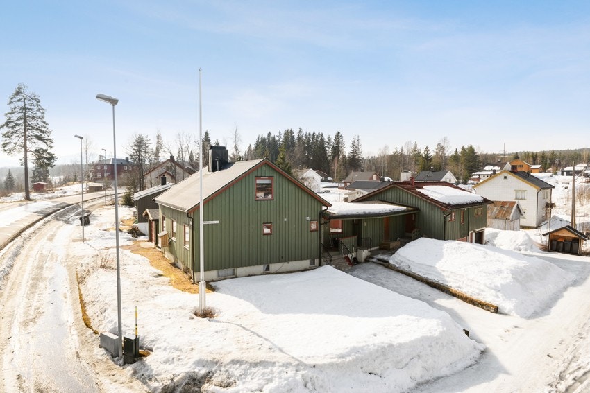 Eiendommen ligger fint til i et familievennlig boligområde på Søndre Kirkeberget med ca. 1,5km til Rena sentrum som kan by på de fleste servicetilbud. Det er også kort avstand til skoler, barnehage og flotte friluftsområder i skog og utmark. Galleribilde