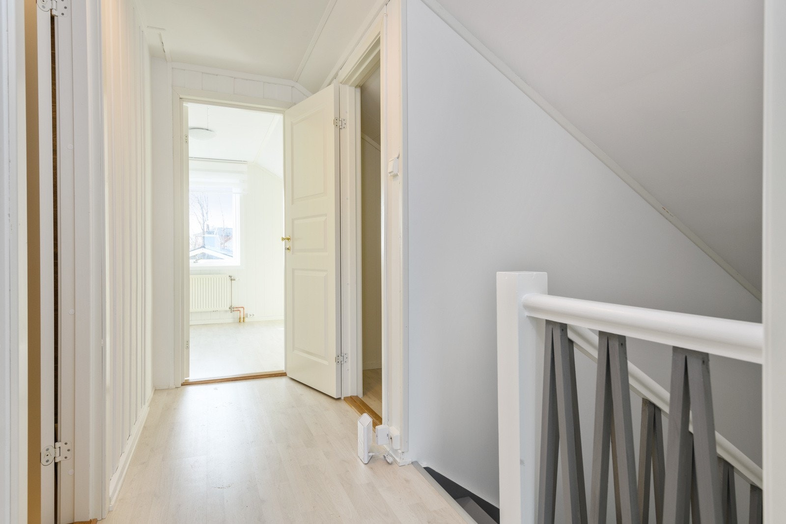 I boligens 2. etasje finner du to soverom og tre lagerboder. Galleribilde