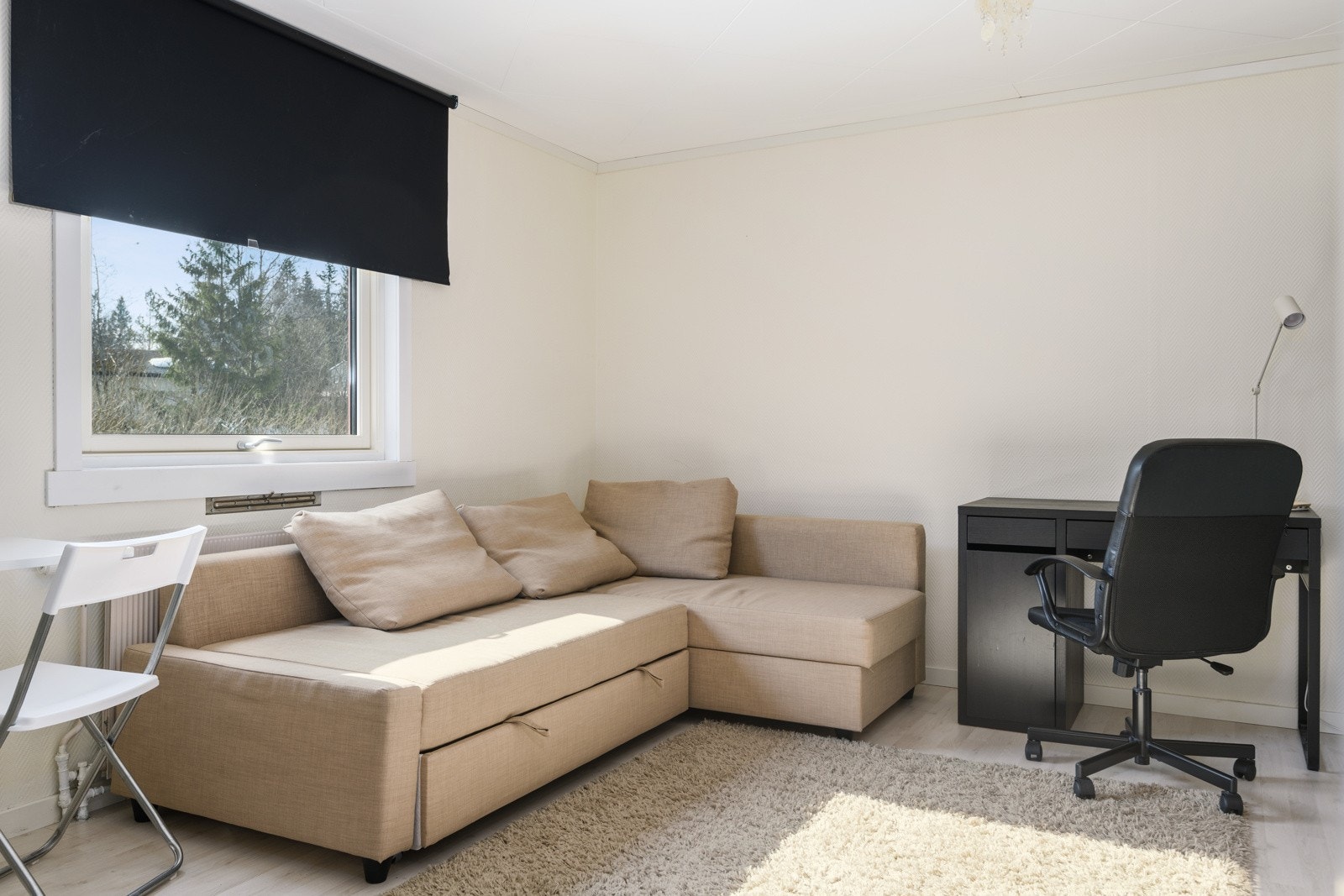 Hybelen har parkett på gulv, lysmalte overflater og en stor vindusflate mot syd. Galleribilde