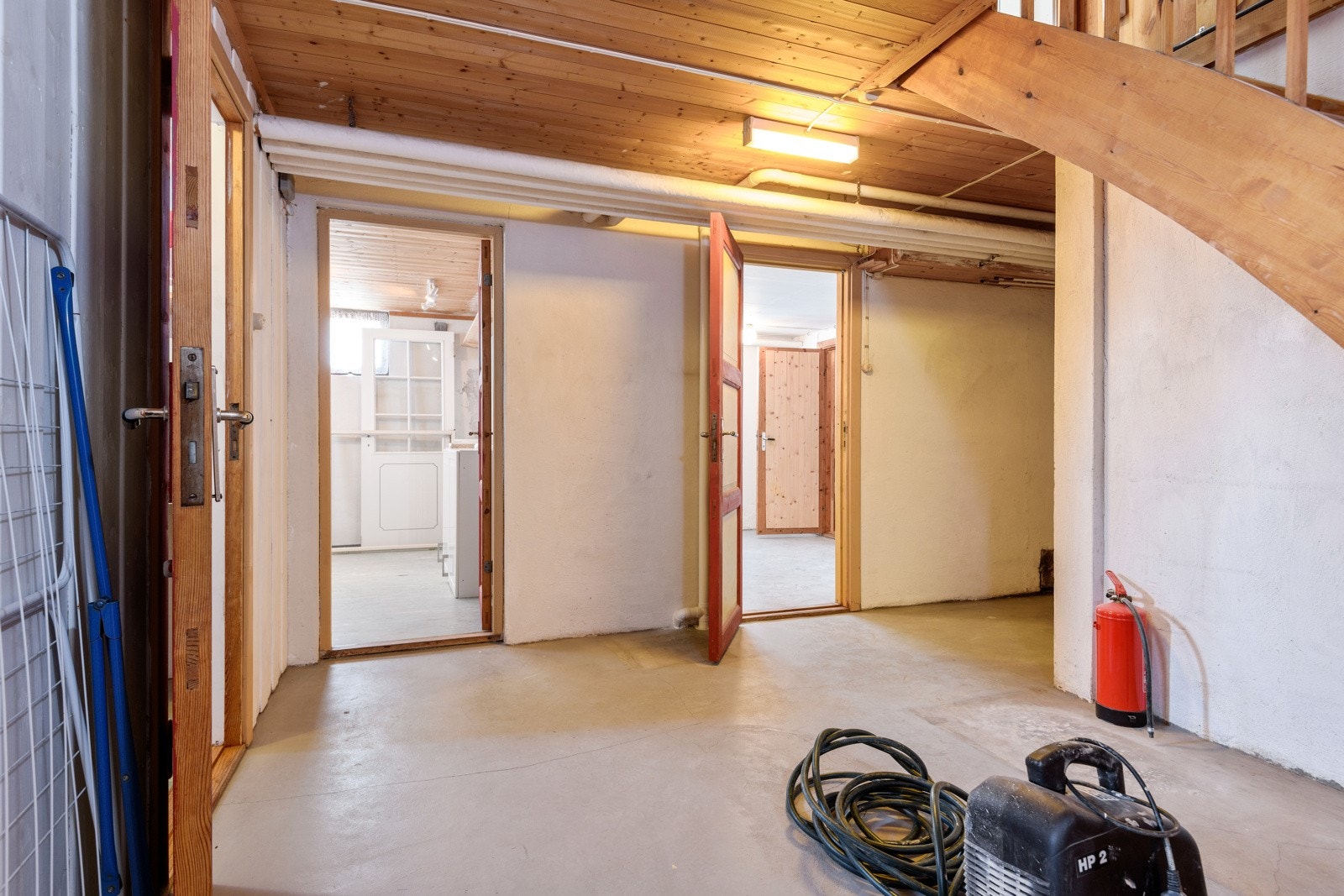 Kjelleren inneholder i dag gang, toalettrom (ikke i bruk), bad/vaskerom, badstue, fyrrom/teknisk rom, to boder og to kjellerrom. Galleribilde