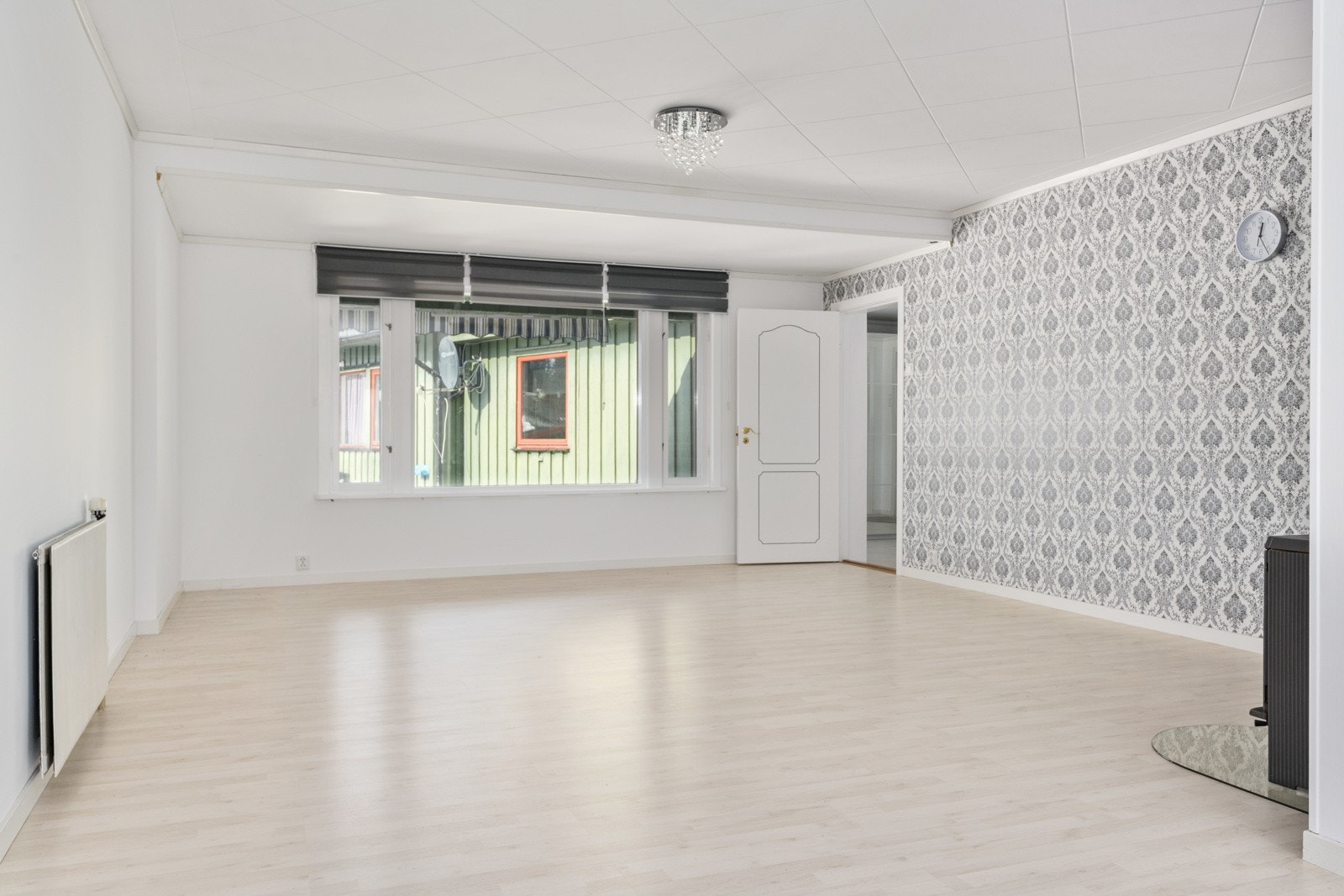 Stuen er det naturlige oppholdsrommet i boligen, og er et stort og lyst rom. God standard med lyst gulv og lysmalte overflater med en tapetsert kontrastvegg. Galleribilde