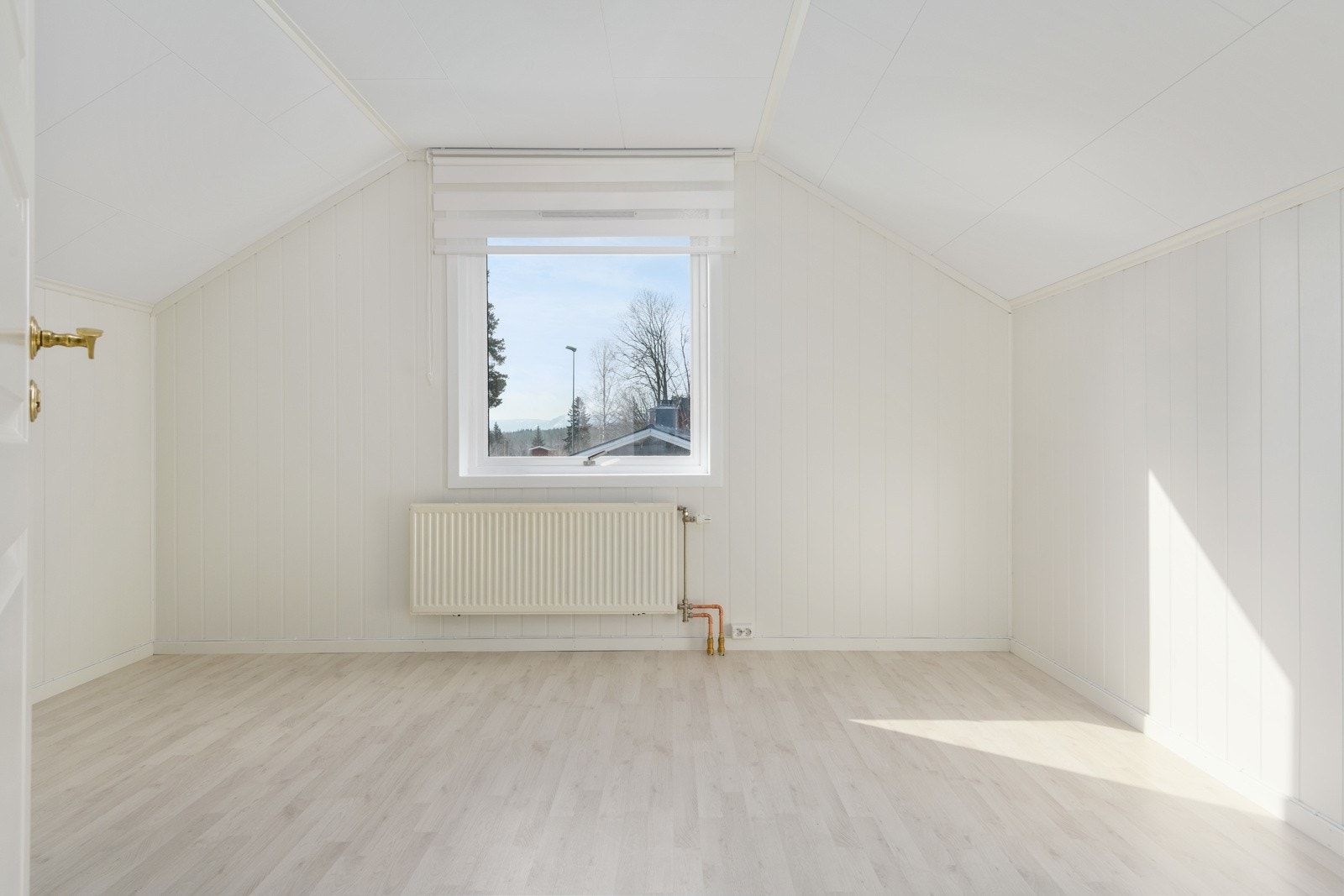 49Soverom 2 og 3 er plassert i 2. etasje, og er begge lyse og fine rom av god størrelse. Galleribilde