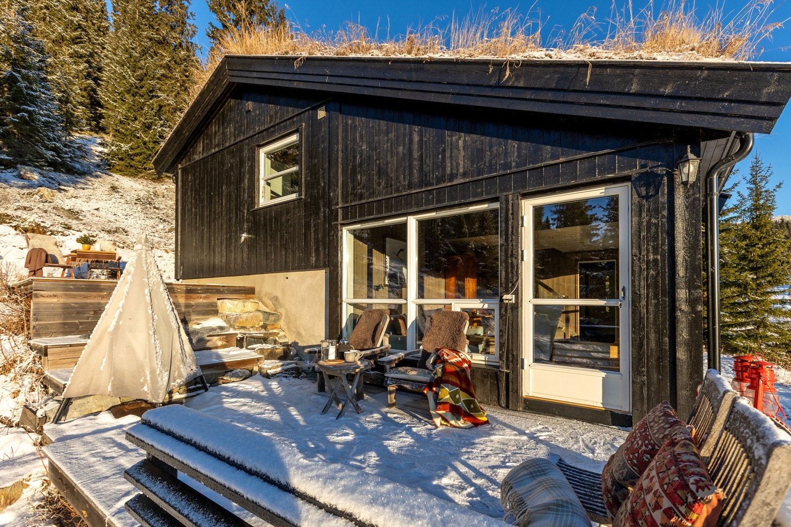 Steintrapp mellom de to nivåene av terrasse utenfor stue og kjøkken. Galleribilde