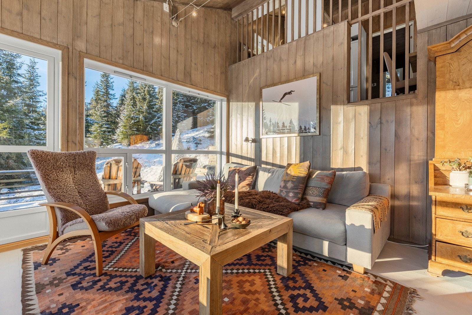 Svært koselig stue med store vinduflater som slipper inn masse deilig dagslys. Galleribilde