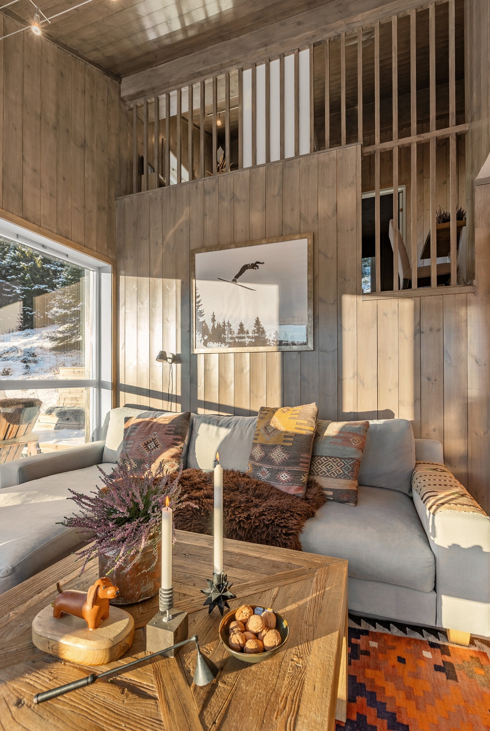 Fra denne sofaen ser man opp til kjøkken/spisestue. Galleribilde