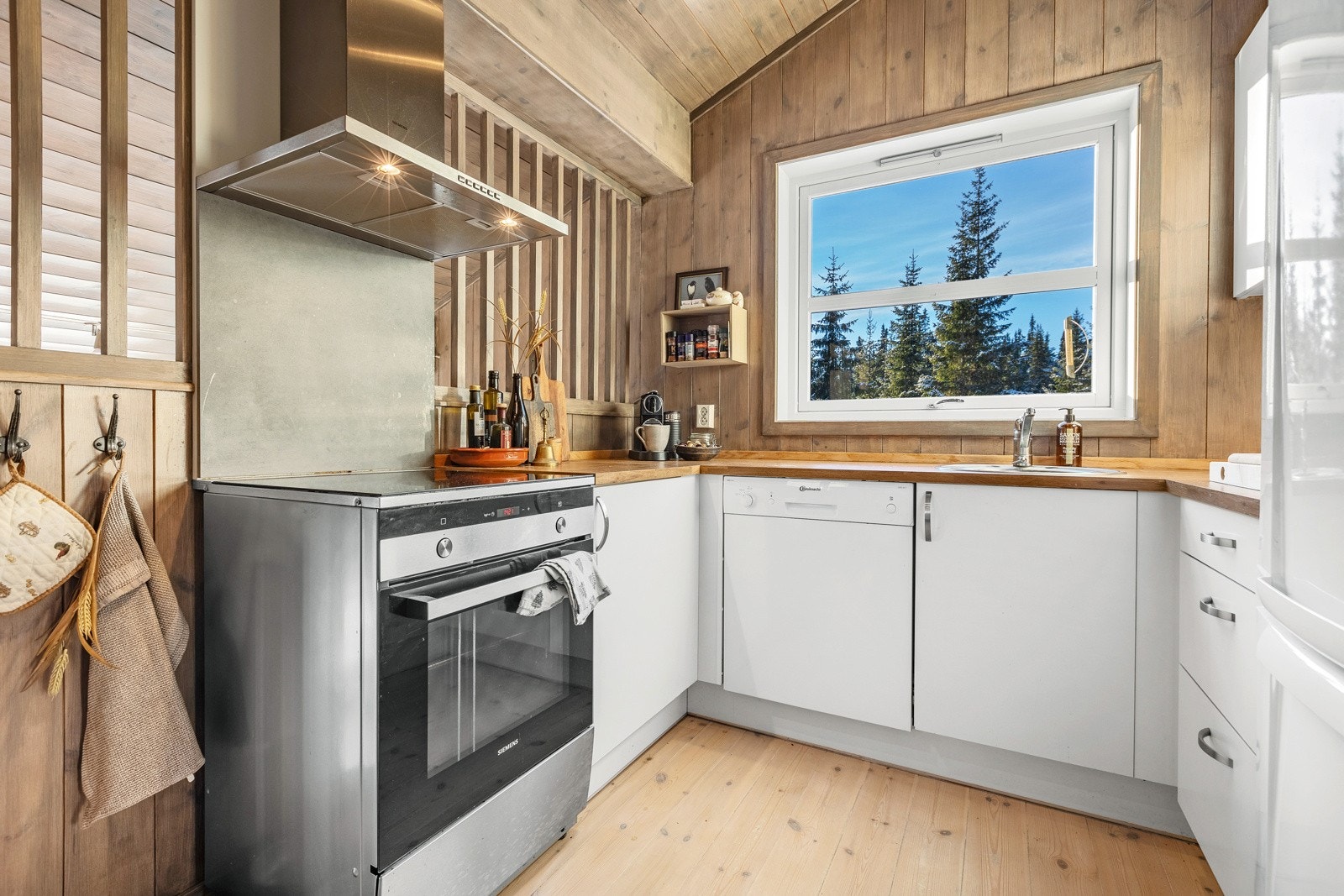 Kjøkkenet har innredning med glatte fronter for et moderne og stilrent uttrykk. Galleribilde