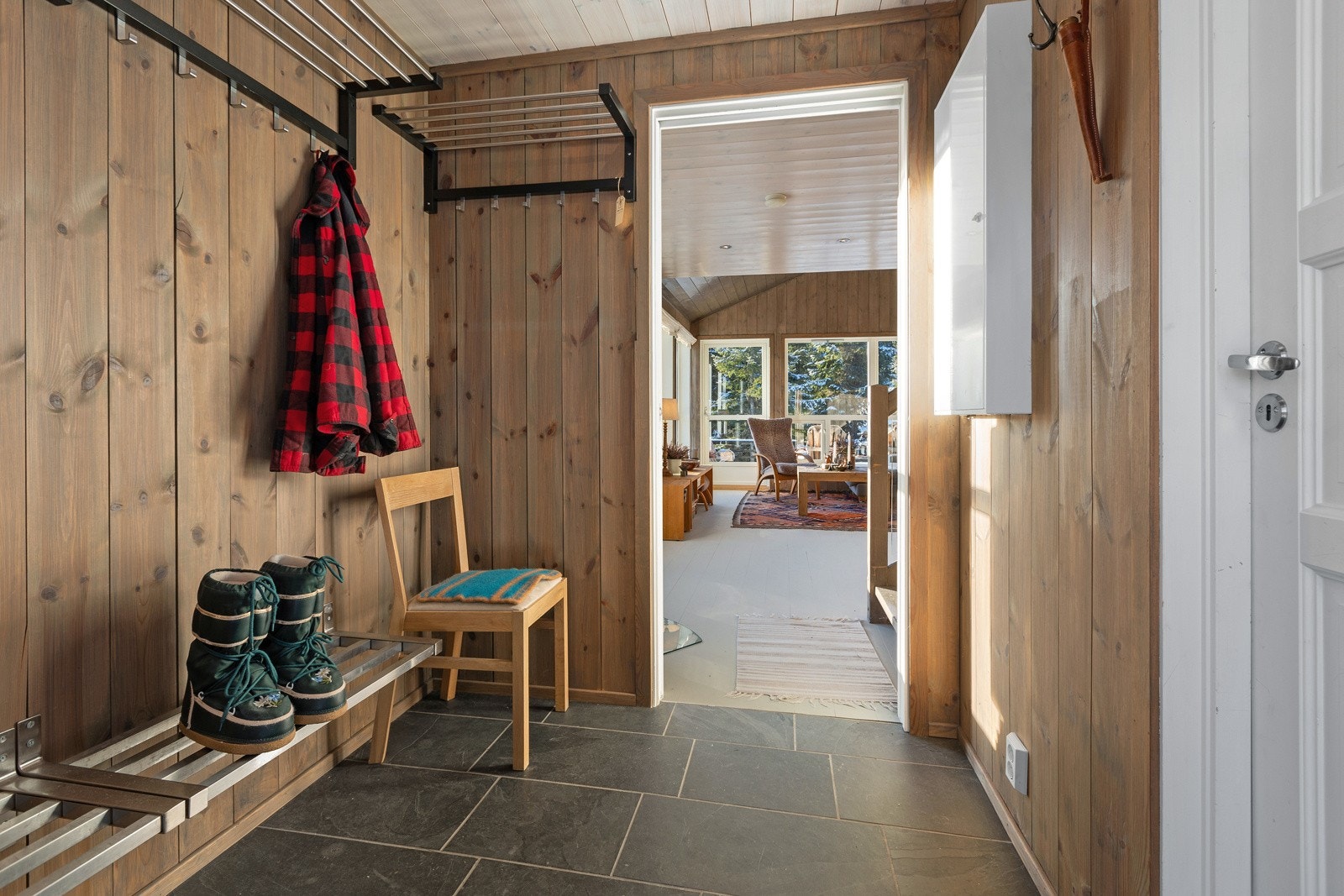 Romslig flislagt gangareale med garderobeløsninger og varme i gulvet. Galleribilde