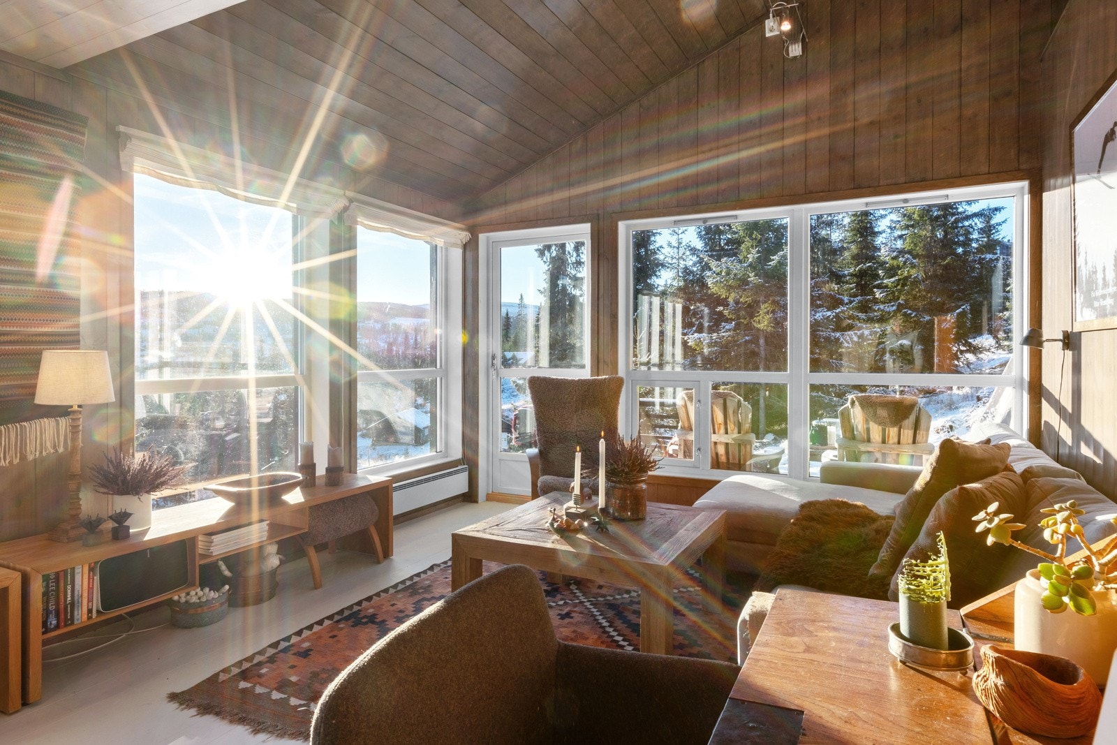 Det er god plass til både sofagruppe og tilhørende møbler i stua. Galleribilde